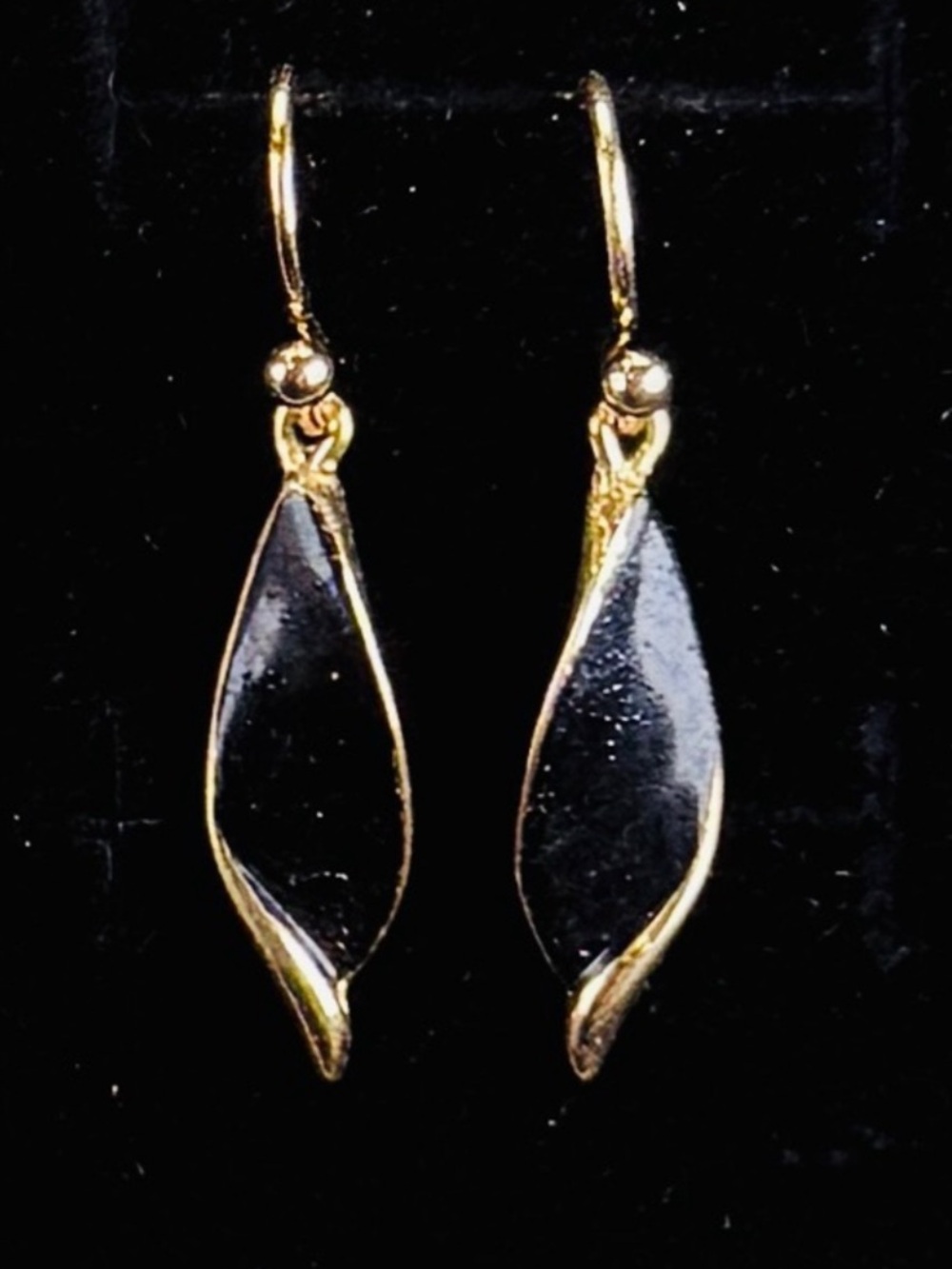 Vintage goldtone and black minimalist pierced tangle ear